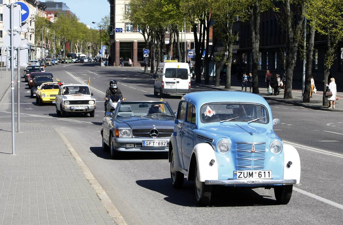 Senovinių automobilių paradas 