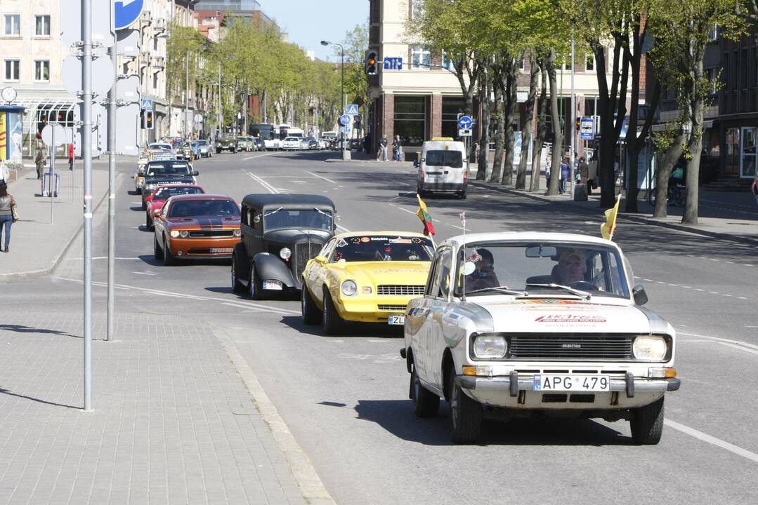 Senovinių automobilių paradas 