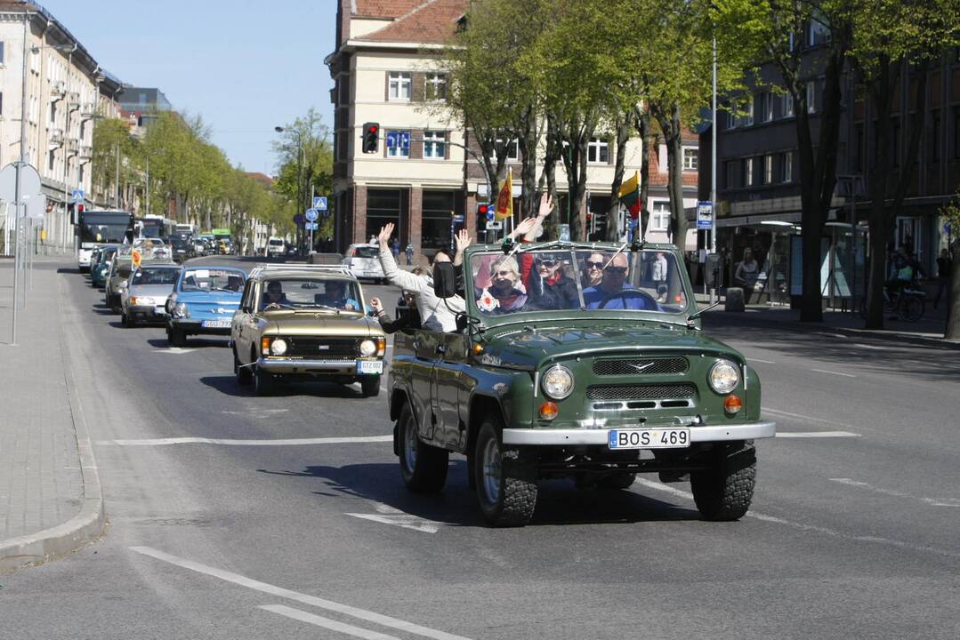 Senovinių automobilių paradas 