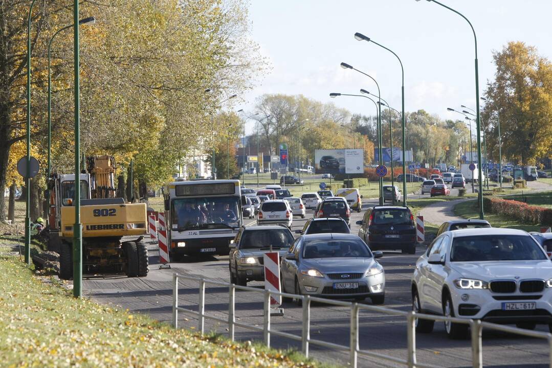 Mokyklos gatvėje  automobilių spūstys