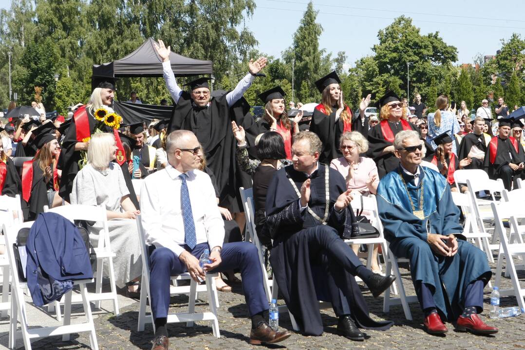 Klaipėdos universiteto absolventams įteikti diplomai