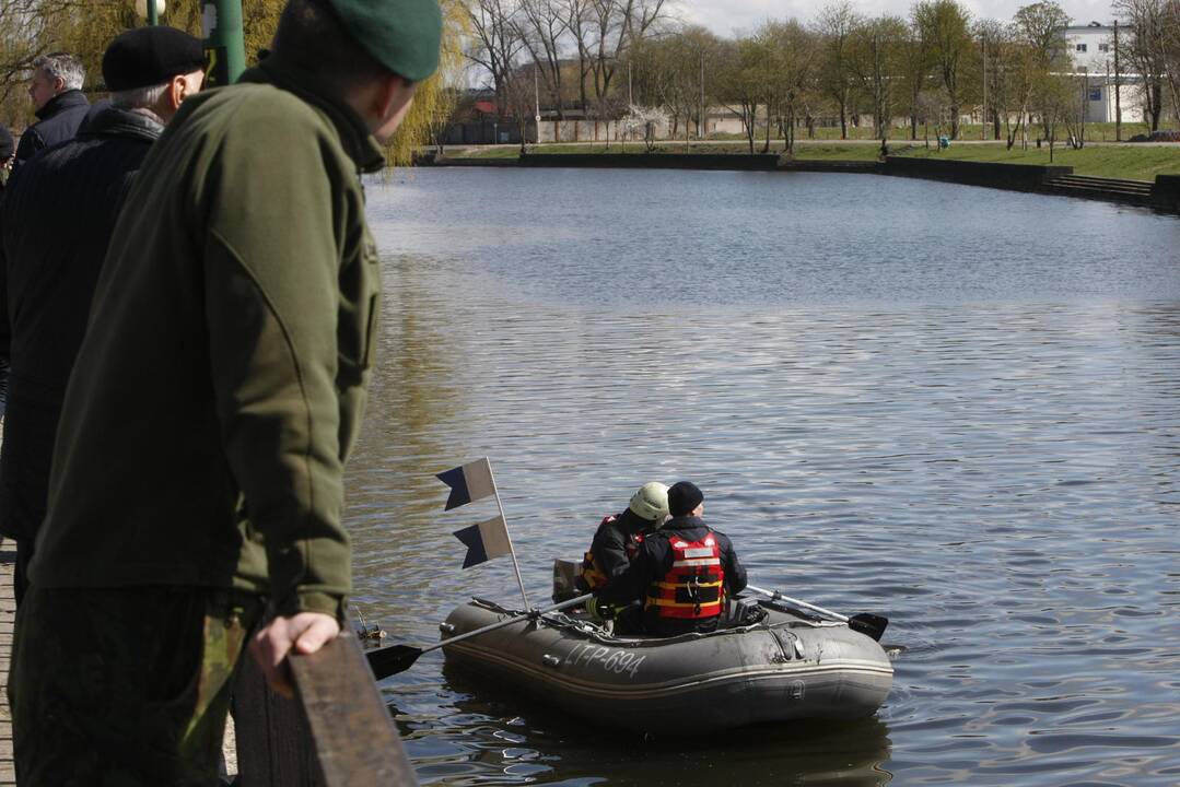 Narų radinys – senas golfas ir pilnas šampano butelis