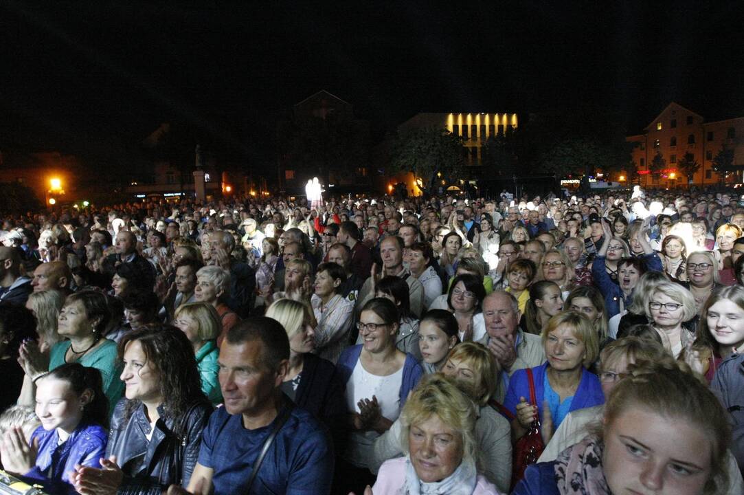 Naujai suskambėjusios dainos išjudino ir jaunimą, ir senjorus