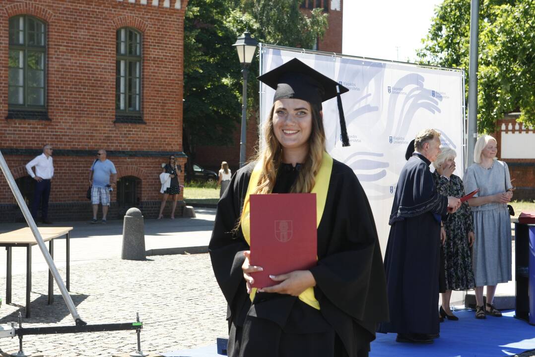 Klaipėdos universiteto absolventams įteikti diplomai