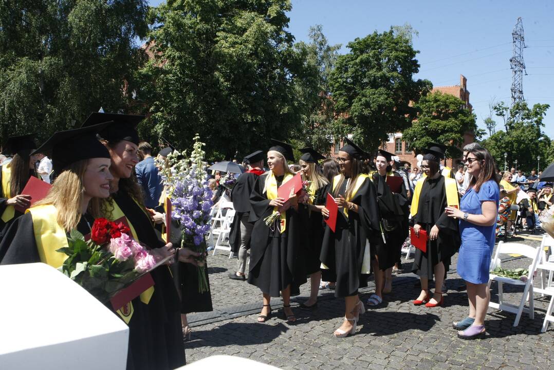 Klaipėdos universiteto absolventams įteikti diplomai