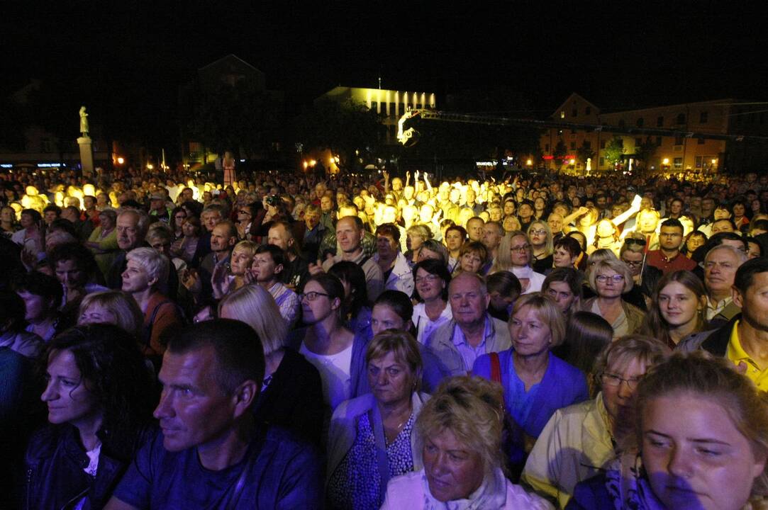 Naujai suskambėjusios dainos išjudino ir jaunimą, ir senjorus