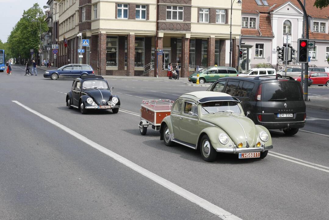 Uostamiesčio gatvėse spalvingi "vabalai" ir burbulų fiesta