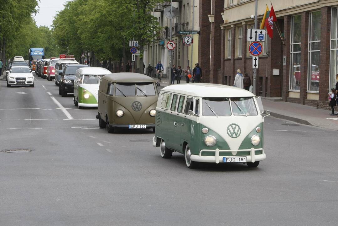 Uostamiesčio gatvėse spalvingi "vabalai" ir burbulų fiesta