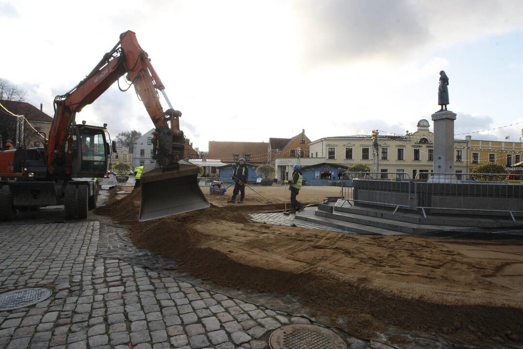 Teatro aikštėje ruošiamas ledas – kiek kainuos pačiuožinėti?