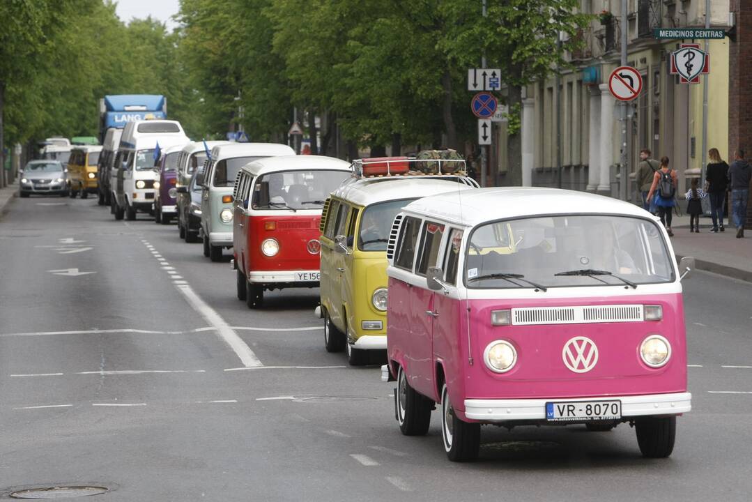 Uostamiesčio gatvėse spalvingi "vabalai" ir burbulų fiesta