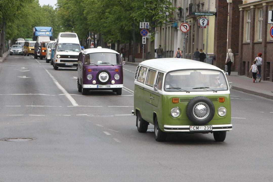Uostamiesčio gatvėse spalvingi "vabalai" ir burbulų fiesta