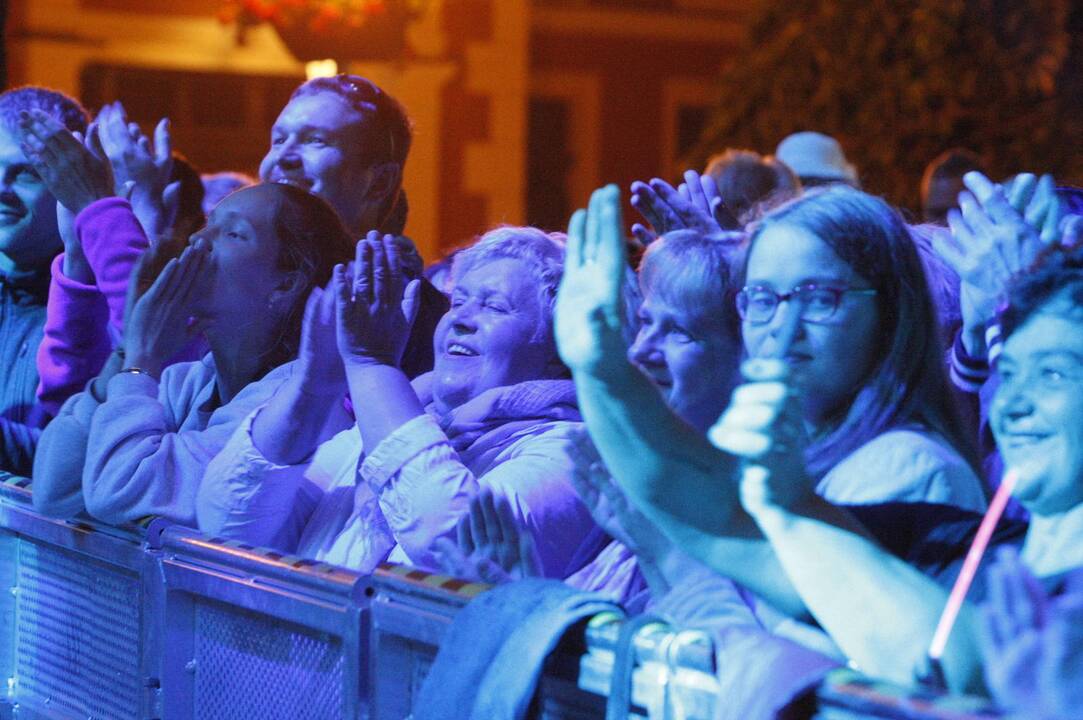 Naujai suskambėjusios dainos išjudino ir jaunimą, ir senjorus