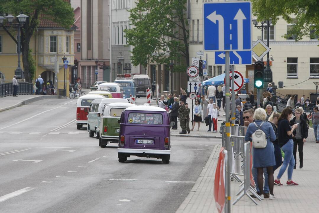 Uostamiesčio gatvėse spalvingi "vabalai" ir burbulų fiesta