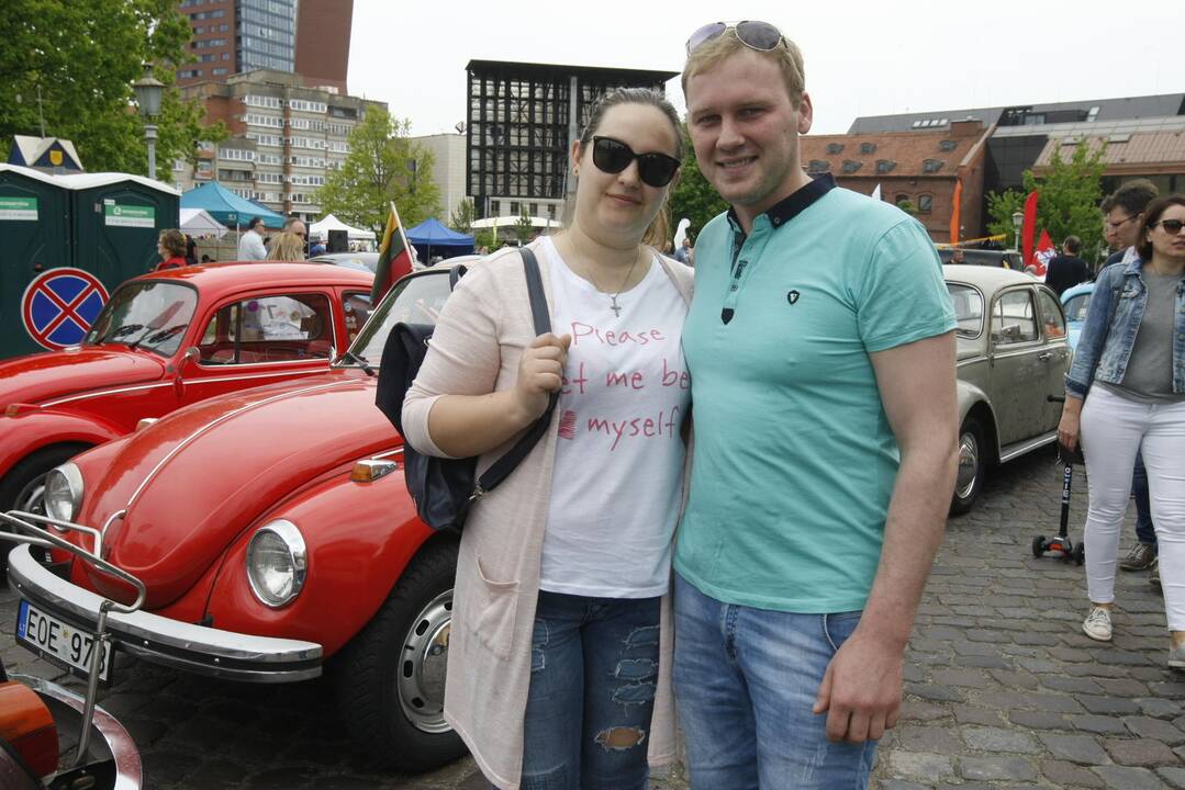 Uostamiesčio gatvėse spalvingi "vabalai" ir burbulų fiesta
