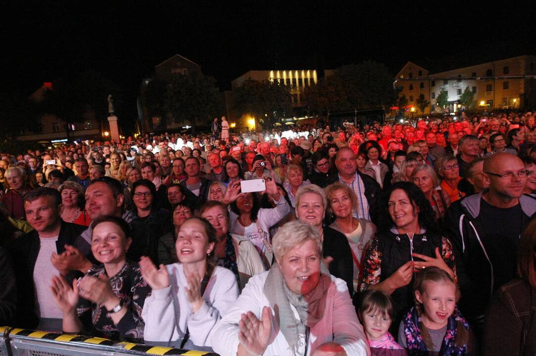 Naujai suskambėjusios dainos išjudino ir jaunimą, ir senjorus