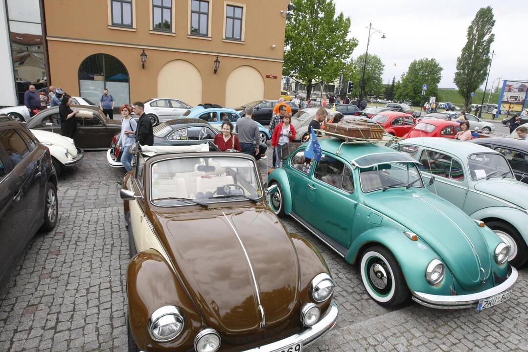 Uostamiesčio gatvėse spalvingi "vabalai" ir burbulų fiesta