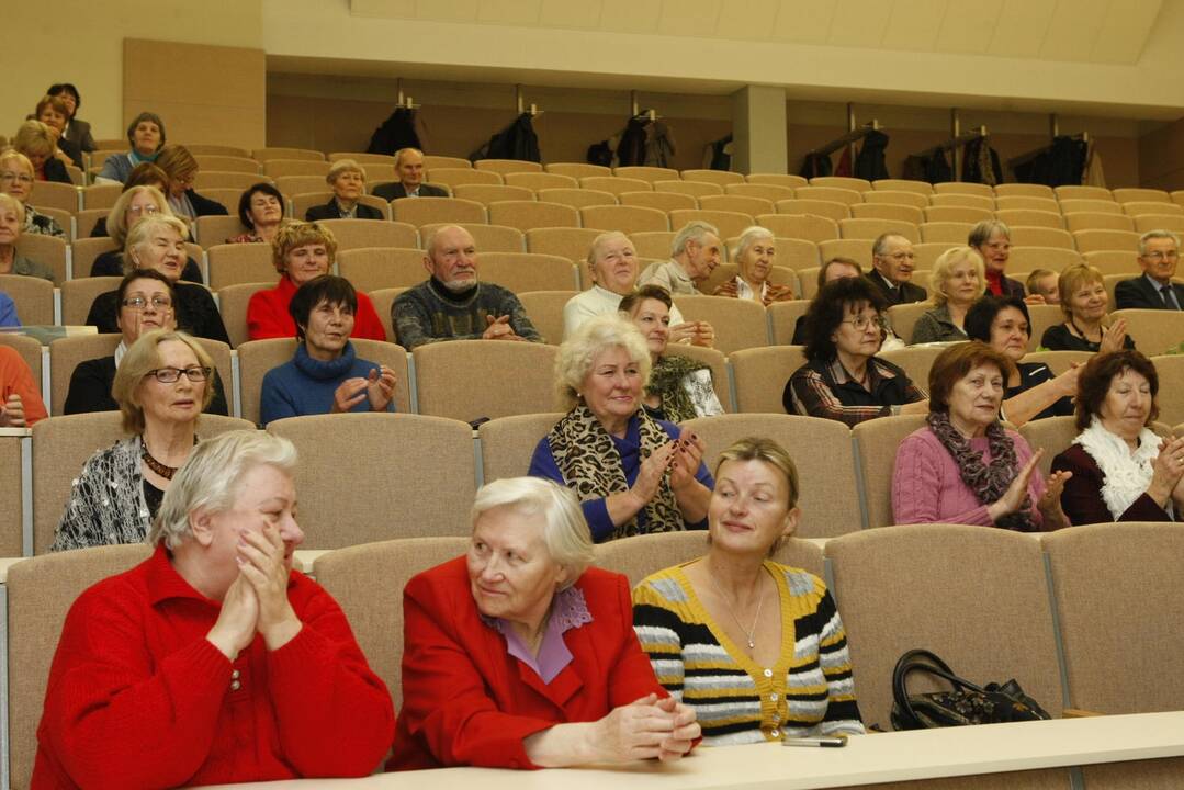 Senjorai baigė studijas