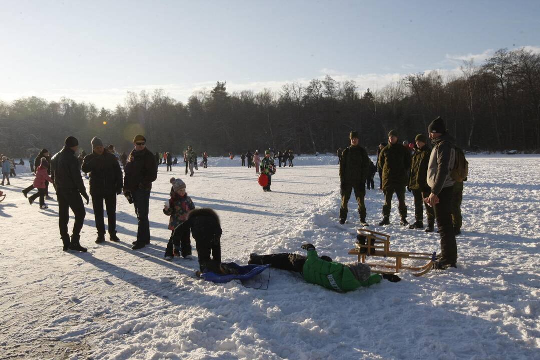 Kaimynų žiemos žaidynės ant Mumlaukio ežero