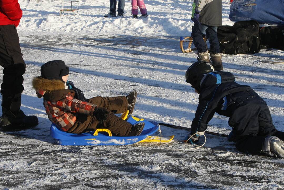 Kaimynų žiemos žaidynės ant Mumlaukio ežero