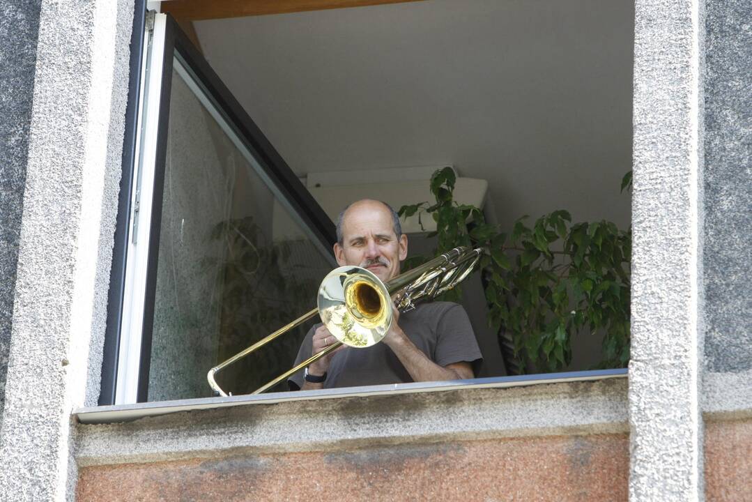 Muzikinio teatro aktoriai išlindo per langus