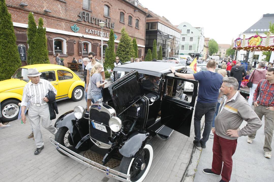 Uostamiesčio gatvėse spalvingi "vabalai" ir burbulų fiesta