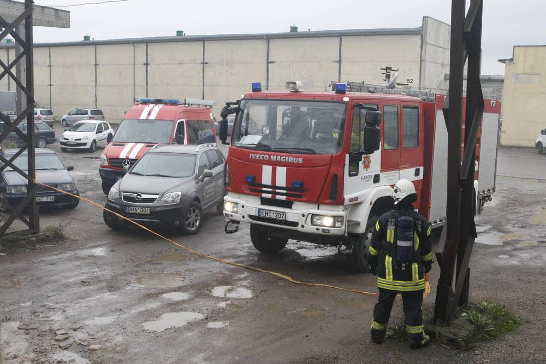 Gaisras prekybos bazės teritorijoje