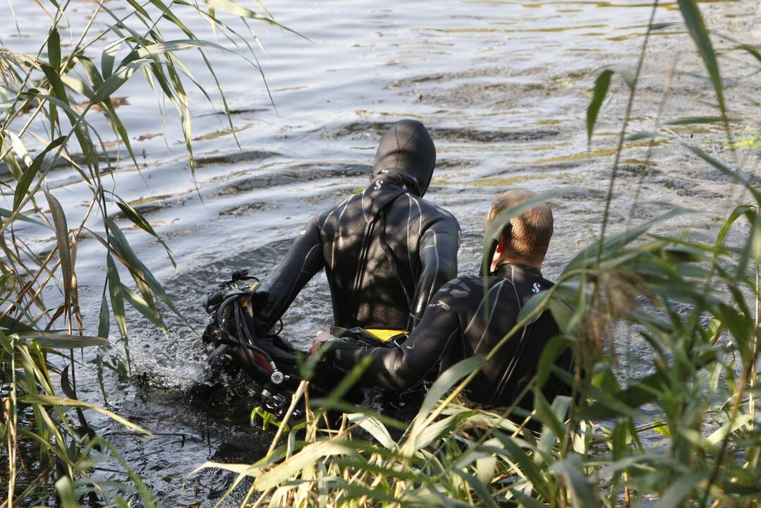 Klaipėdoje nuo tilto į upę nušokusio vyro atgaivinti nepavyko