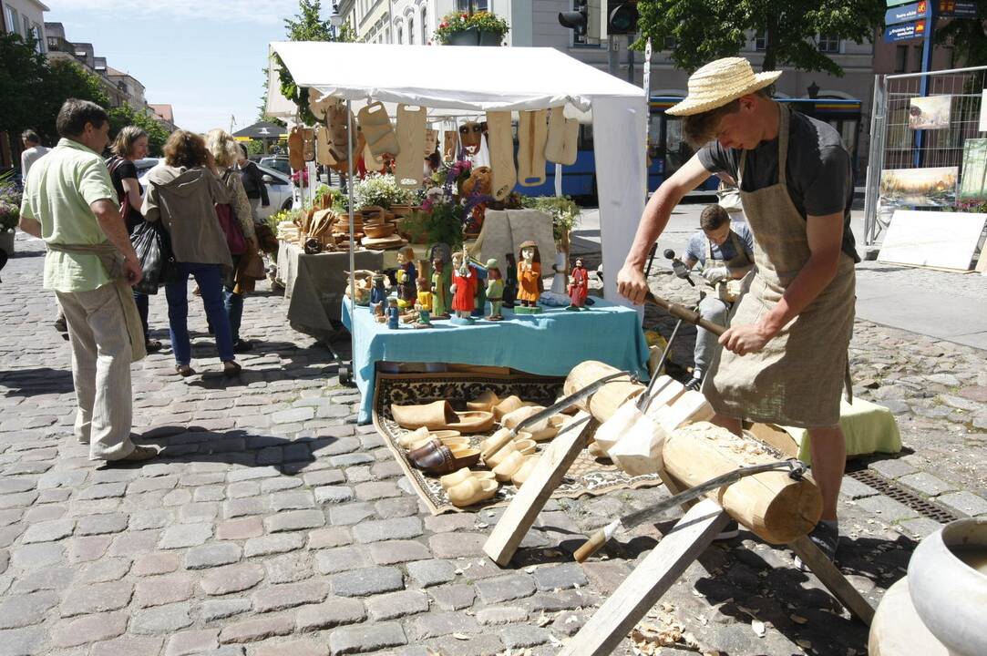 Joninių mugė paskendo žolynuose