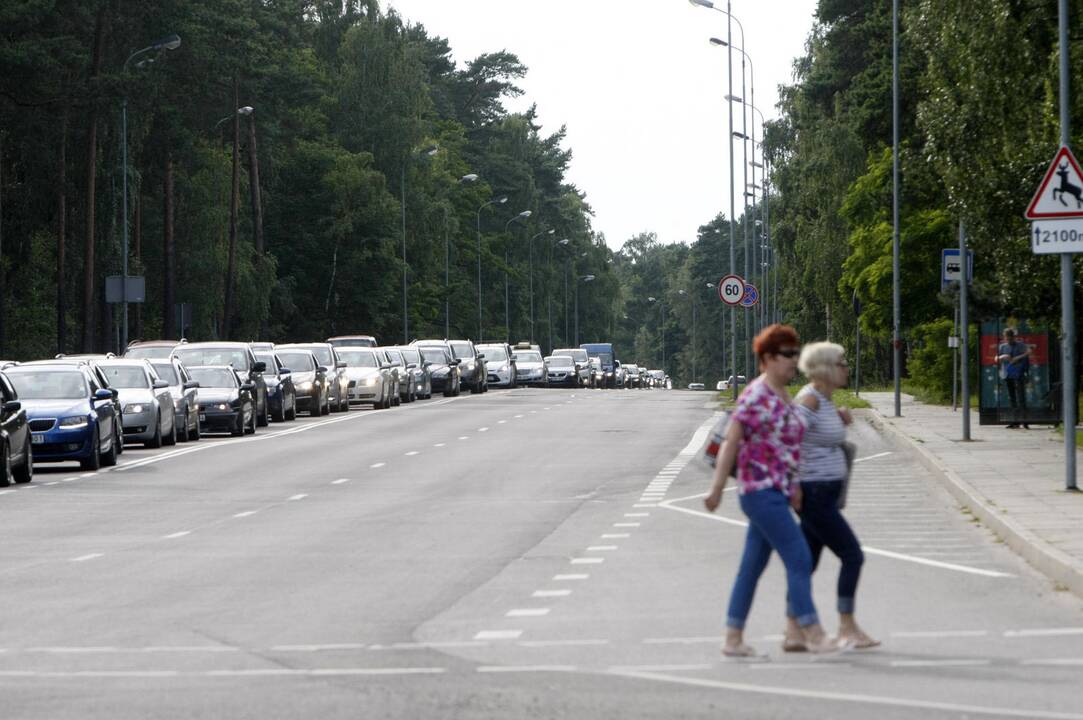 Keliuose į pliažus – automobilių spūstys