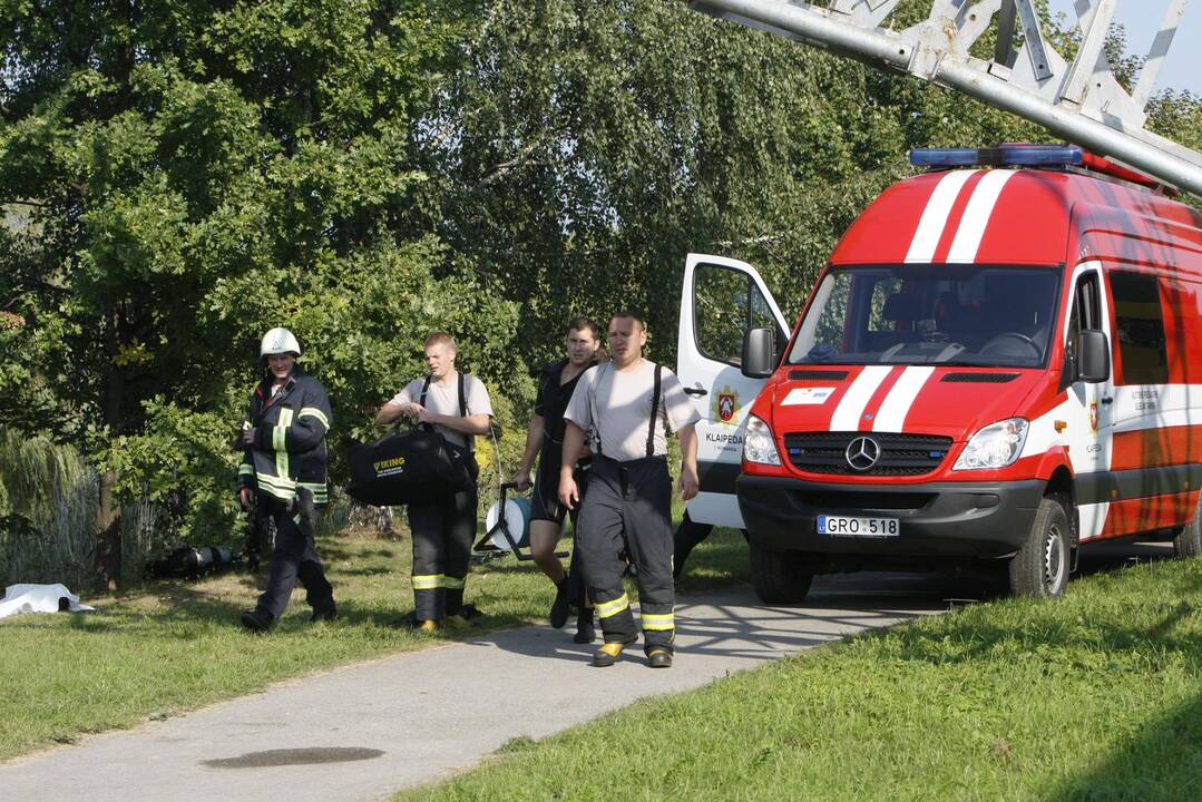 Klaipėdoje nuo tilto į upę nušokusio vyro atgaivinti nepavyko