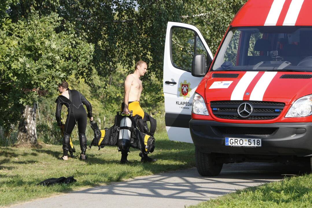 Klaipėdoje nuo tilto į upę nušokusio vyro atgaivinti nepavyko