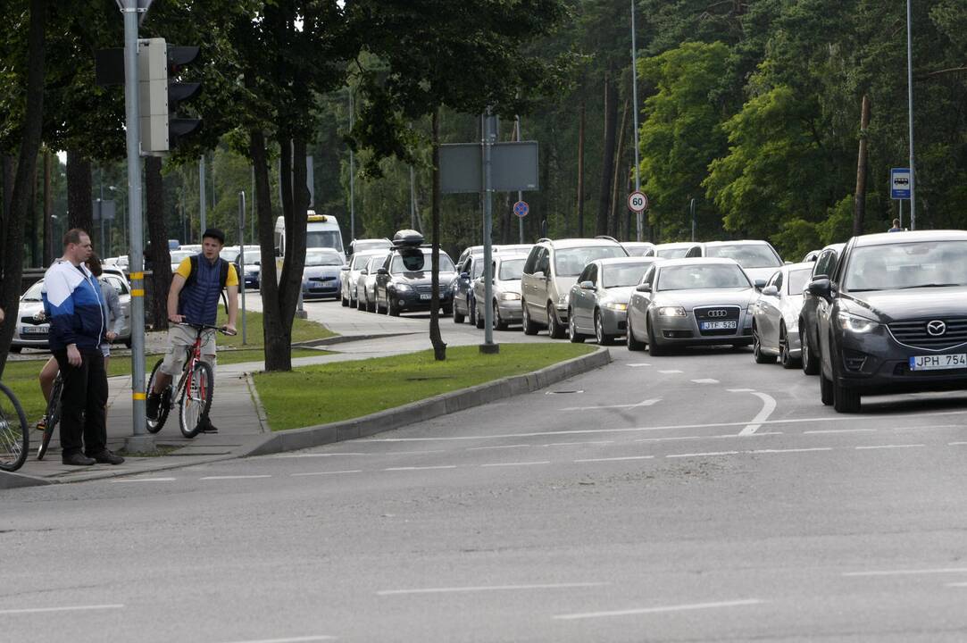 Keliuose į pliažus – automobilių spūstys