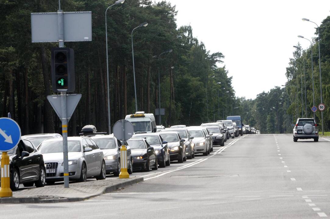 Keliuose į pliažus – automobilių spūstys