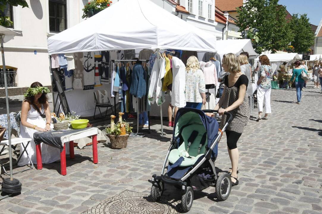 Joninių mugė paskendo žolynuose