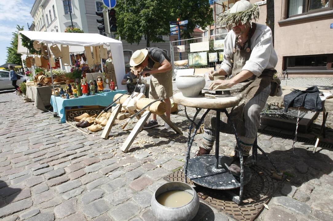 Joninių mugė paskendo žolynuose