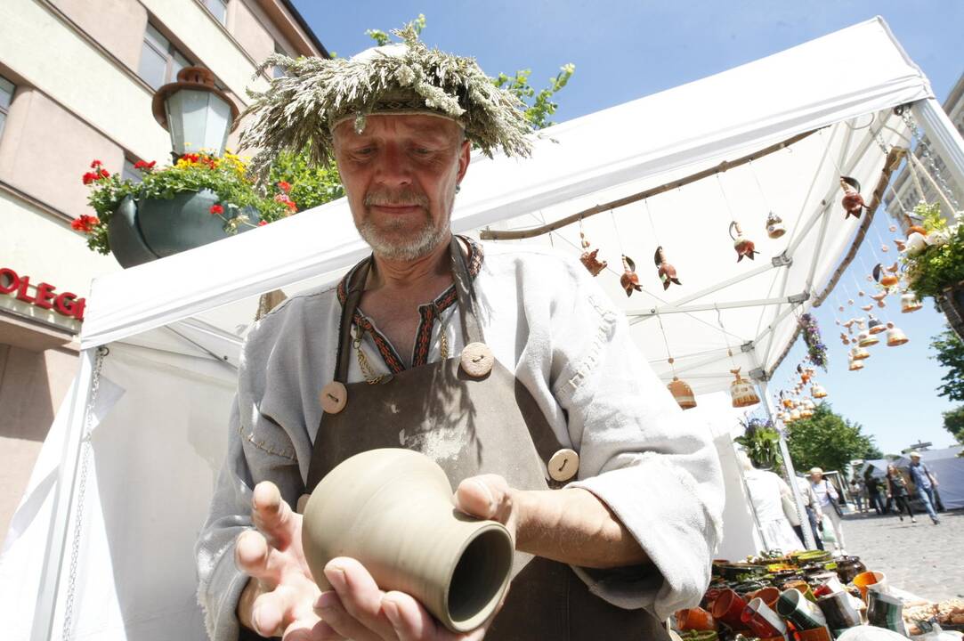 Joninių mugė paskendo žolynuose