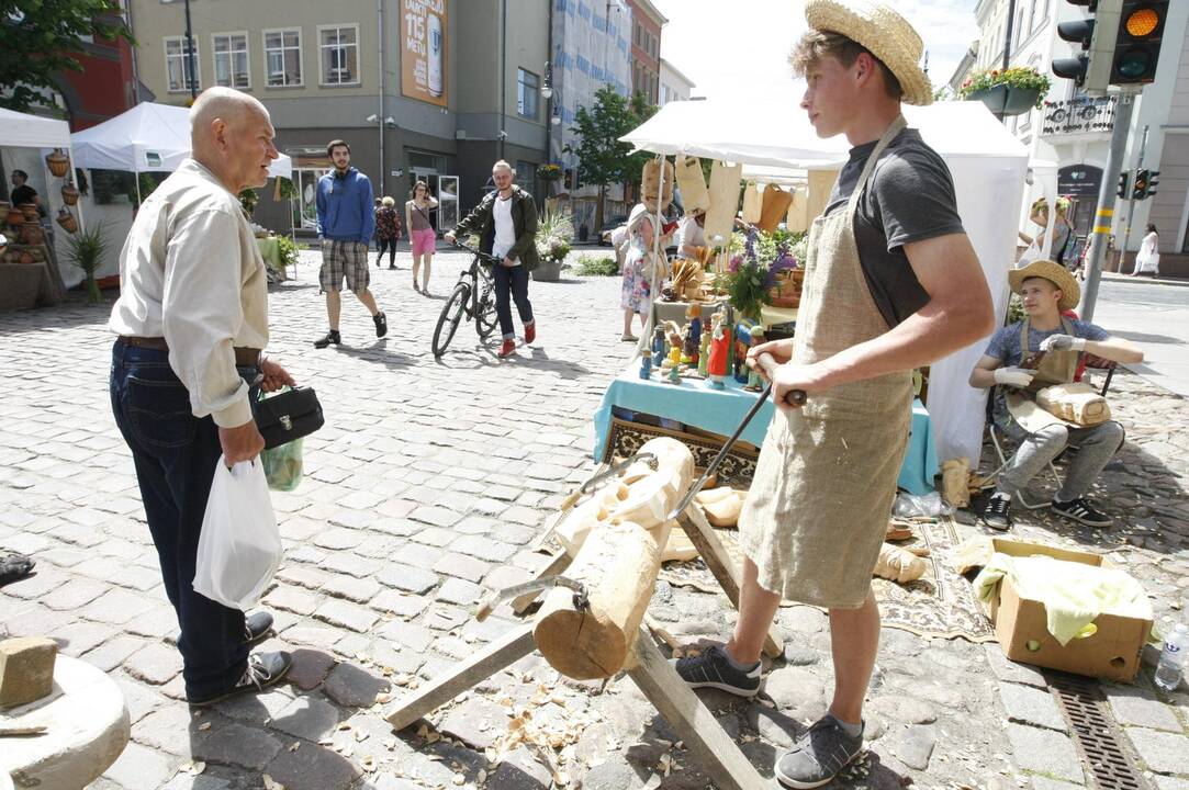 Joninių mugė paskendo žolynuose