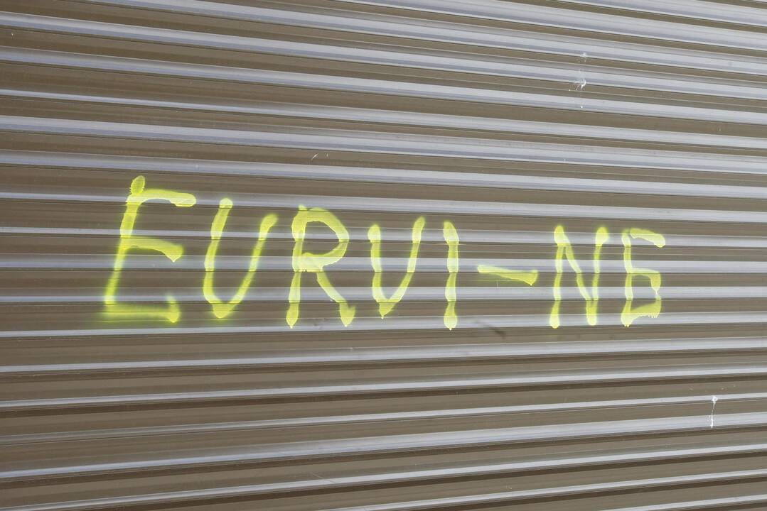 Euro priešininkai išterliojo pastato sienas