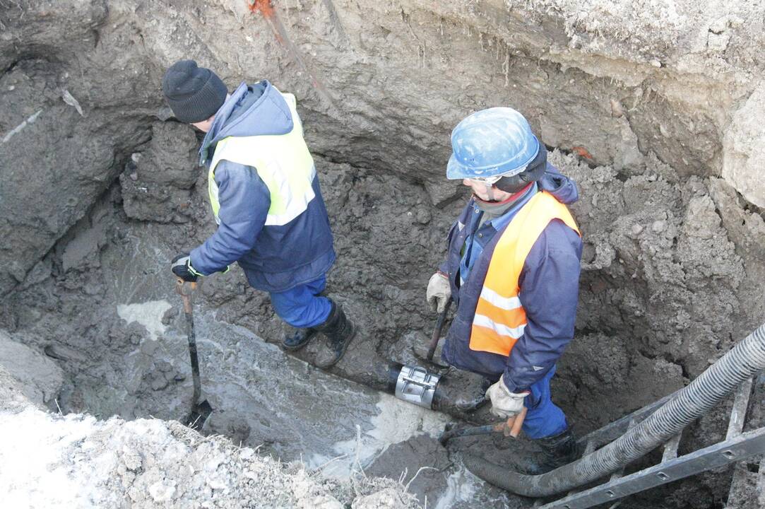 Vandentiekio avarija Naujakiemio gatvėje