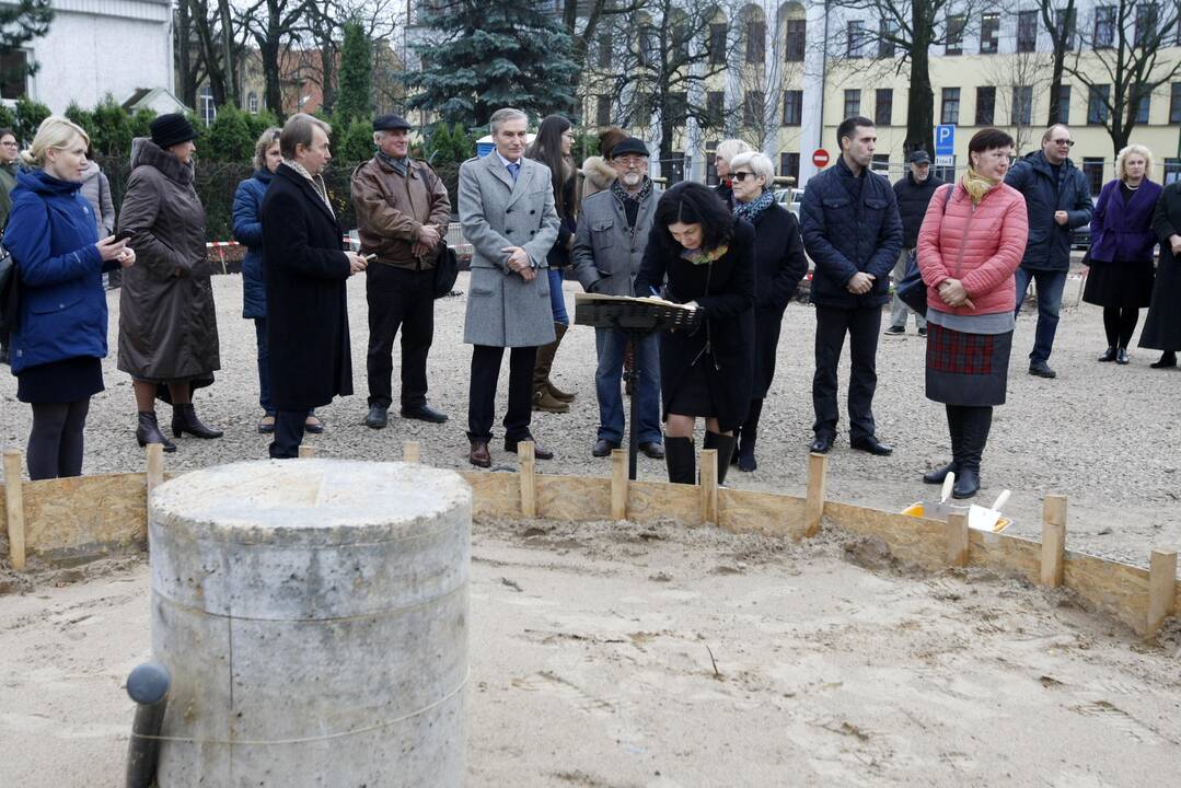 Kapsulės įleidimas Vydūno skvere