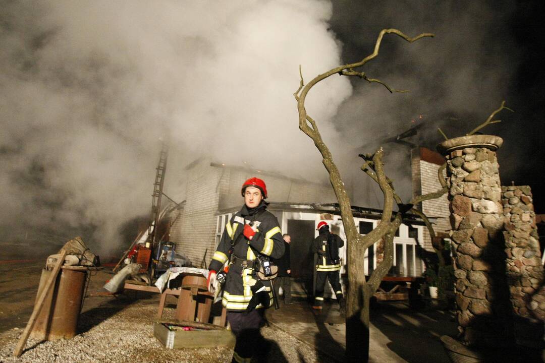 Mįslingas gaisras paliko šeimą be stogo