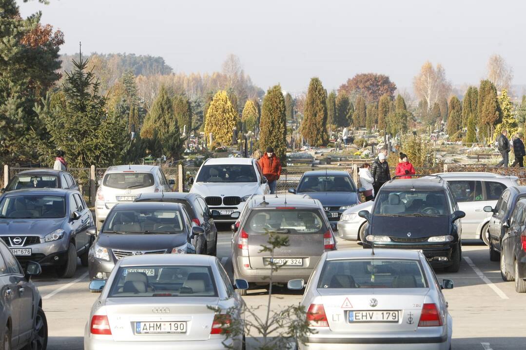 Klaipėdiečiai lankė artimųjų kapus