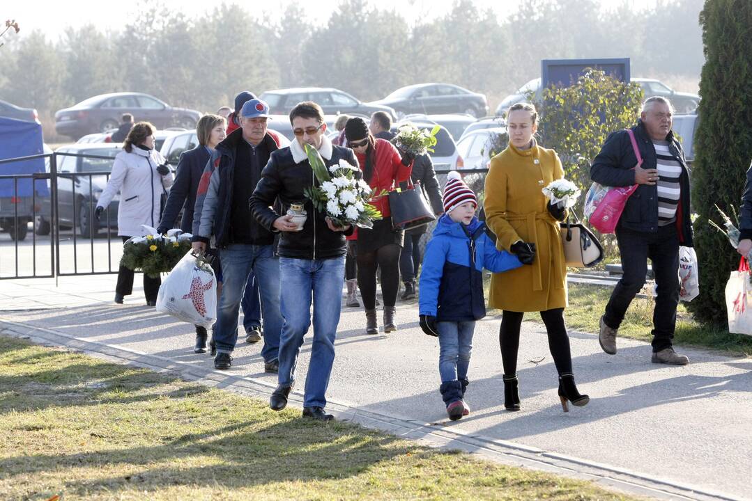 Klaipėdiečiai lankė artimųjų kapus