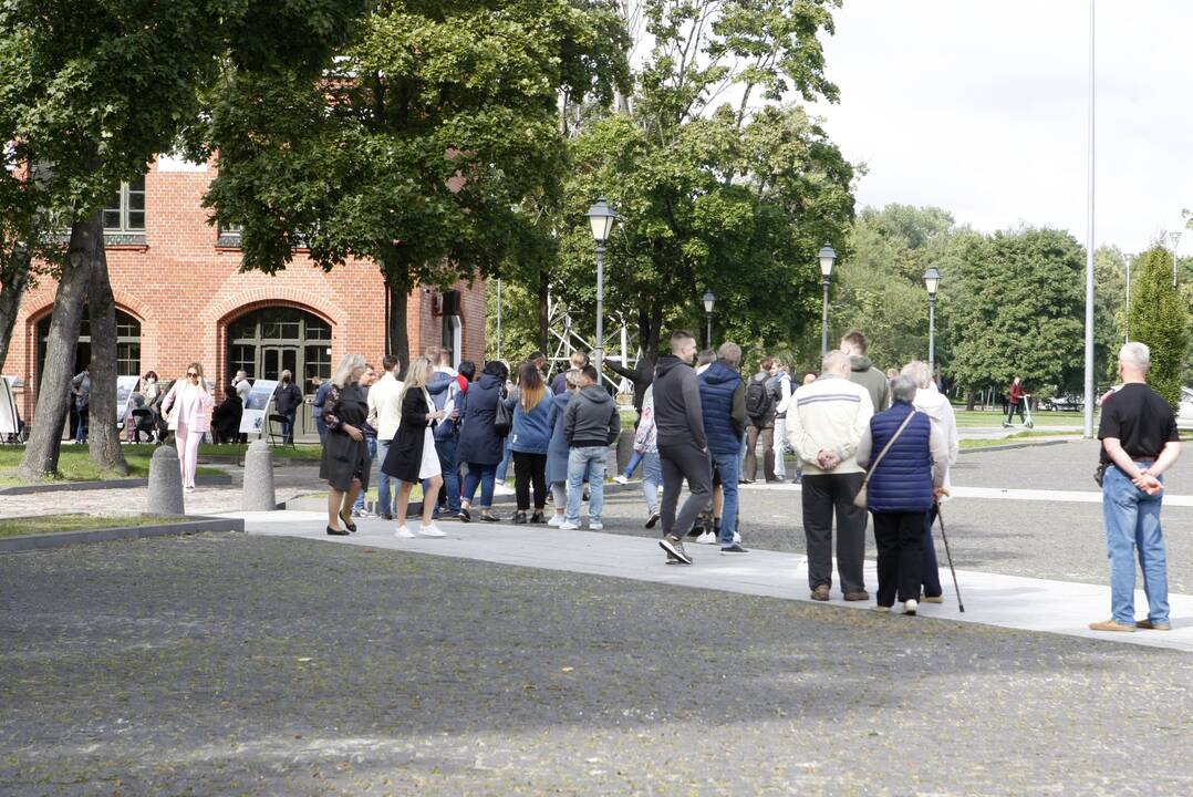 Studentai Klaipėdoje grįžta į auditorijas: prie mobiliojo vakcinavimo punkto – eilės