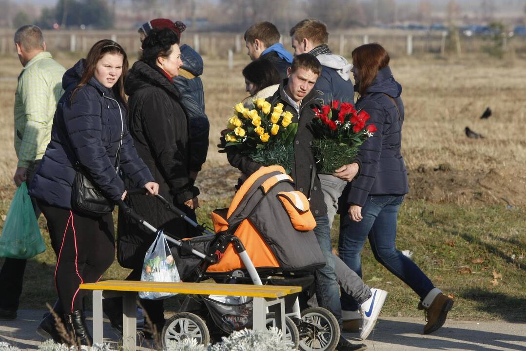 Klaipėdiečiai lankė artimųjų kapus