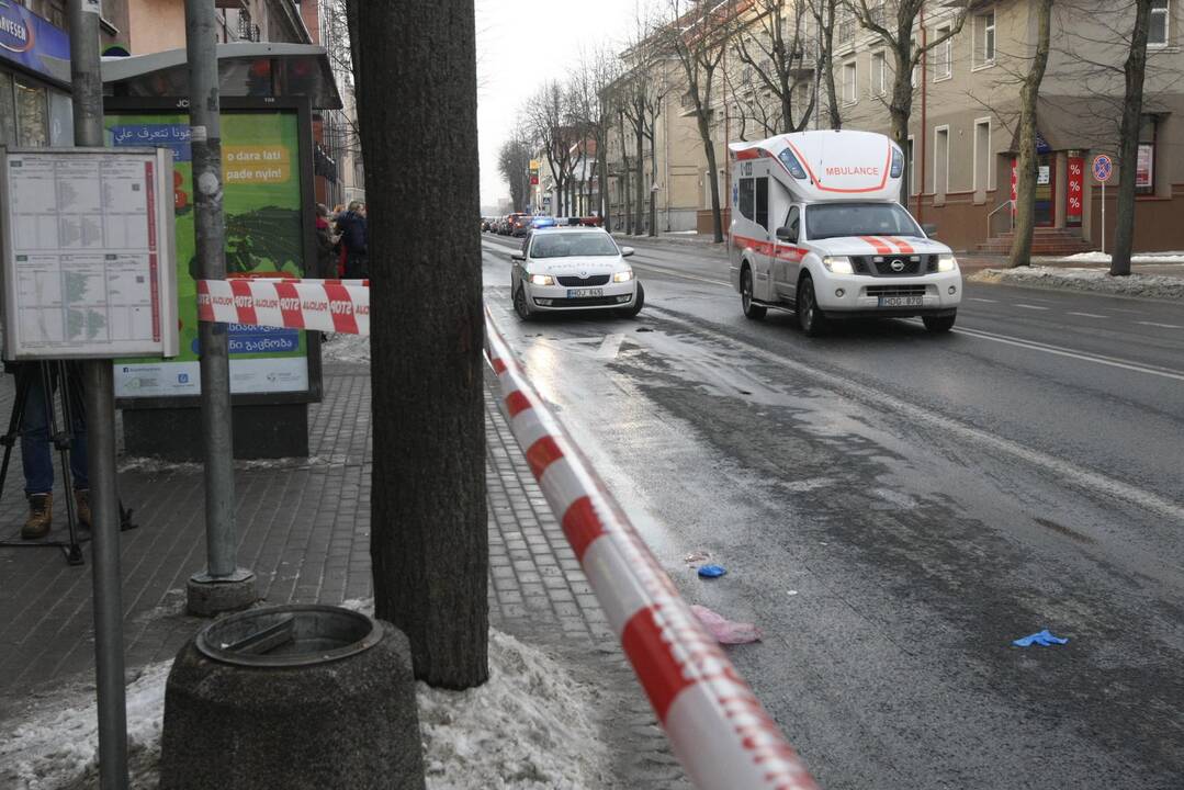 Autobusas stotelėje suvažinėjo moterį