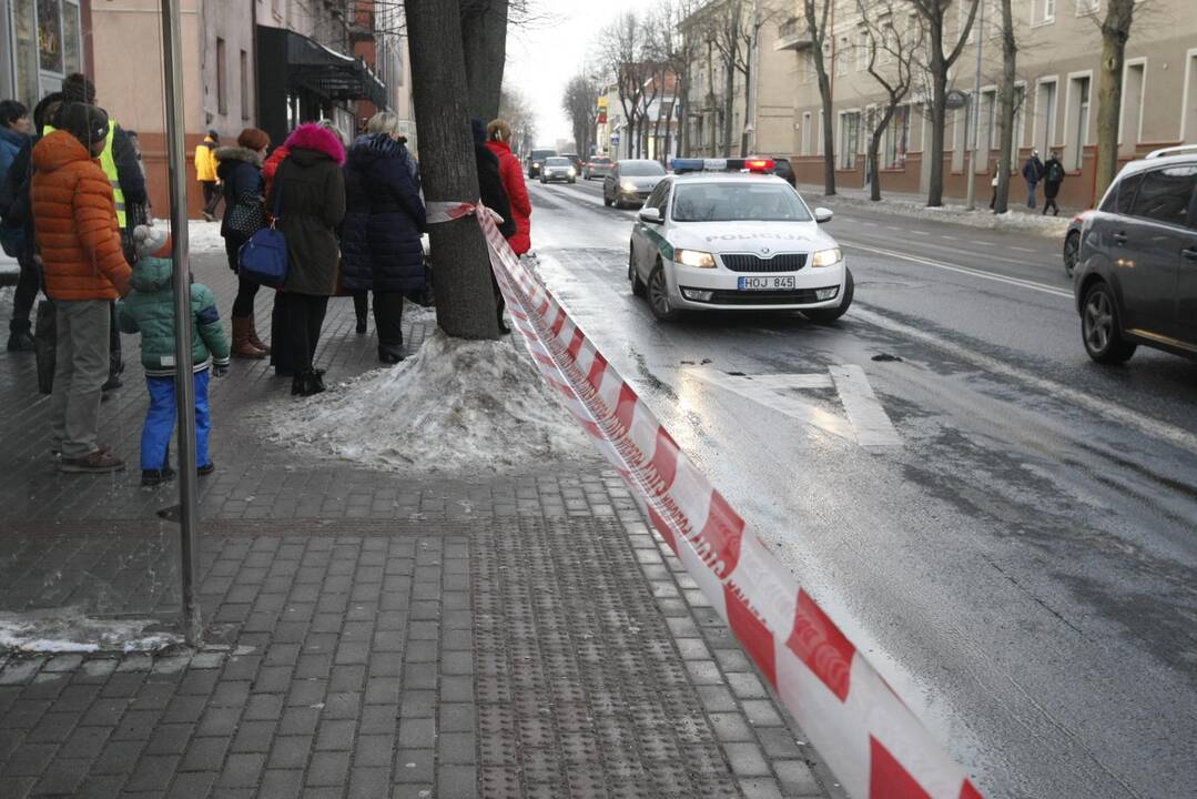 Autobusas stotelėje suvažinėjo moterį