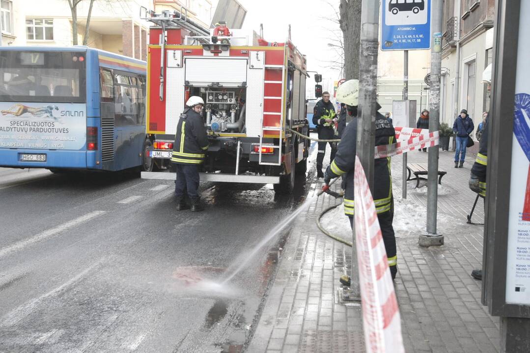 Autobusas stotelėje suvažinėjo moterį