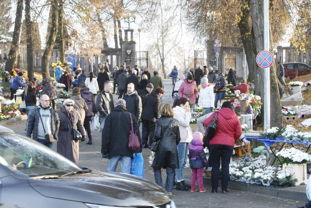 Klaipėdiečiai lankė artimųjų kapus