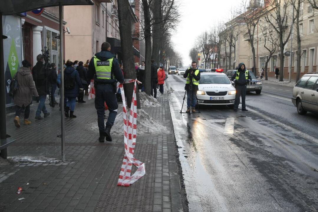 Autobusas stotelėje suvažinėjo moterį